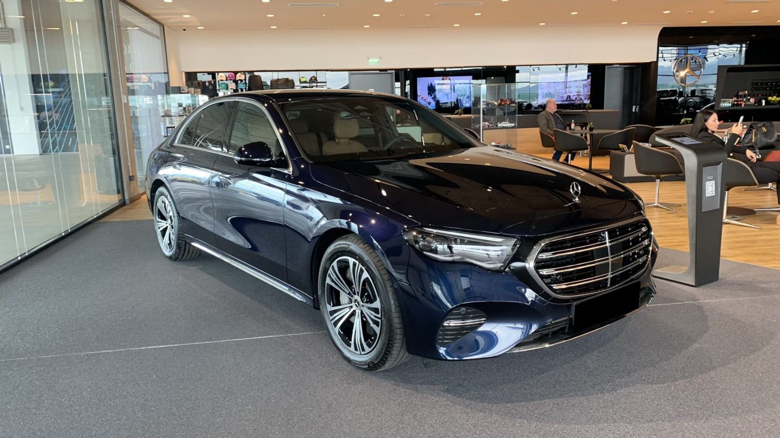 Mercedes-Benz  E200